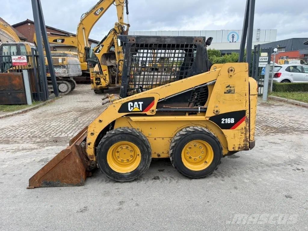 CAT 216B (226B) Krautuvai su šoniniu pasukimu