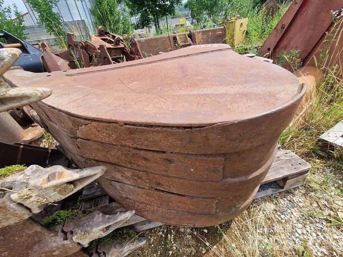 CASE 688 Kaušai