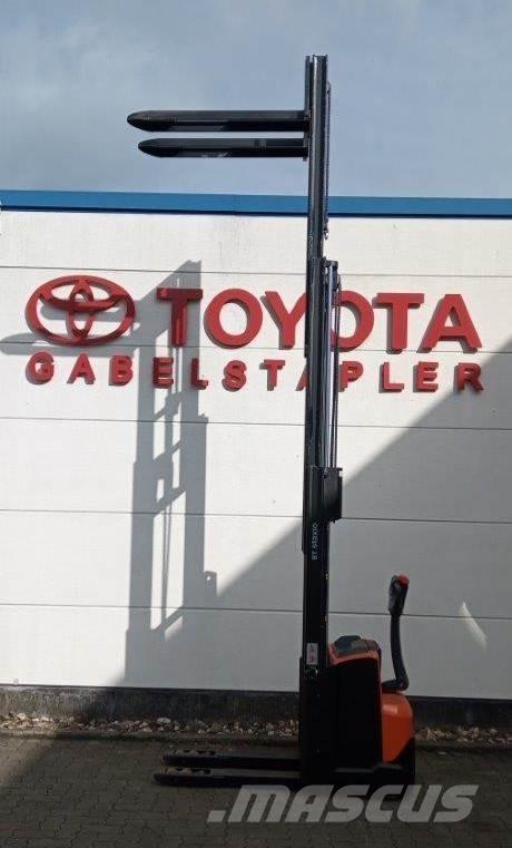 Toyota SWE120L Rankiniai vėžimėliai