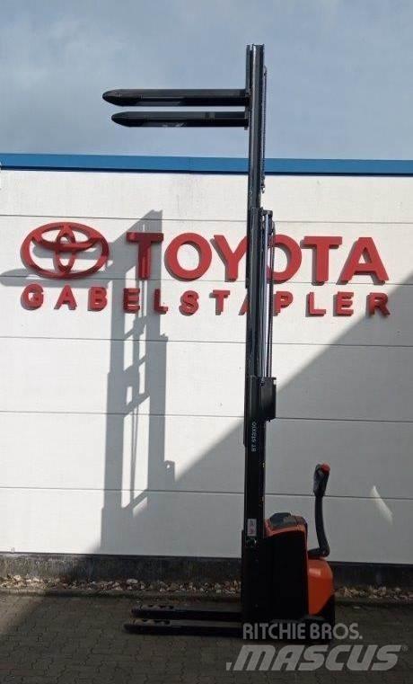 Toyota SWE120L Rankiniai vėžimėliai