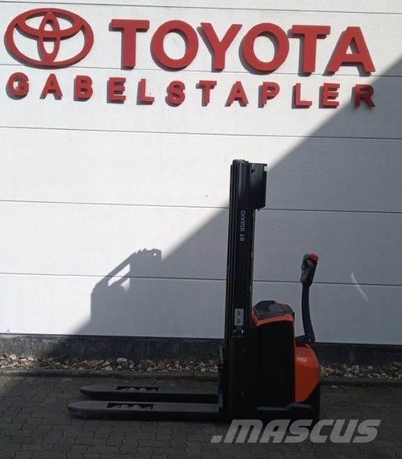 Toyota SWE120L Rankiniai vėžimėliai