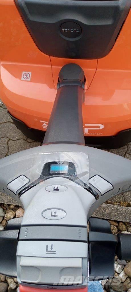 Toyota SWE120L Rankiniai vėžimėliai