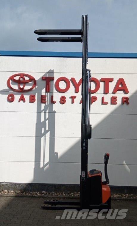 Toyota SWE120L Savaeigiai rietuvai