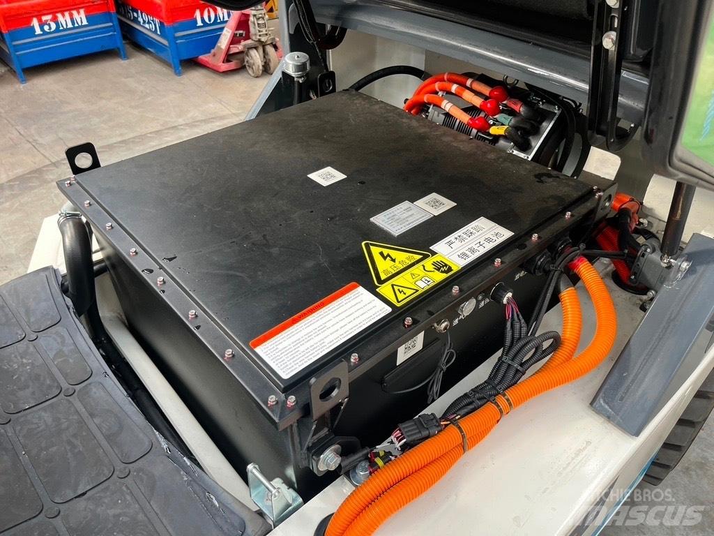 Eurotrac FE30 Elektriniai šakiniai krautuvai