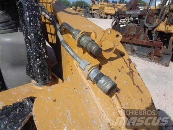 CAT 252B3 Krautuvai su šoniniu pasukimu