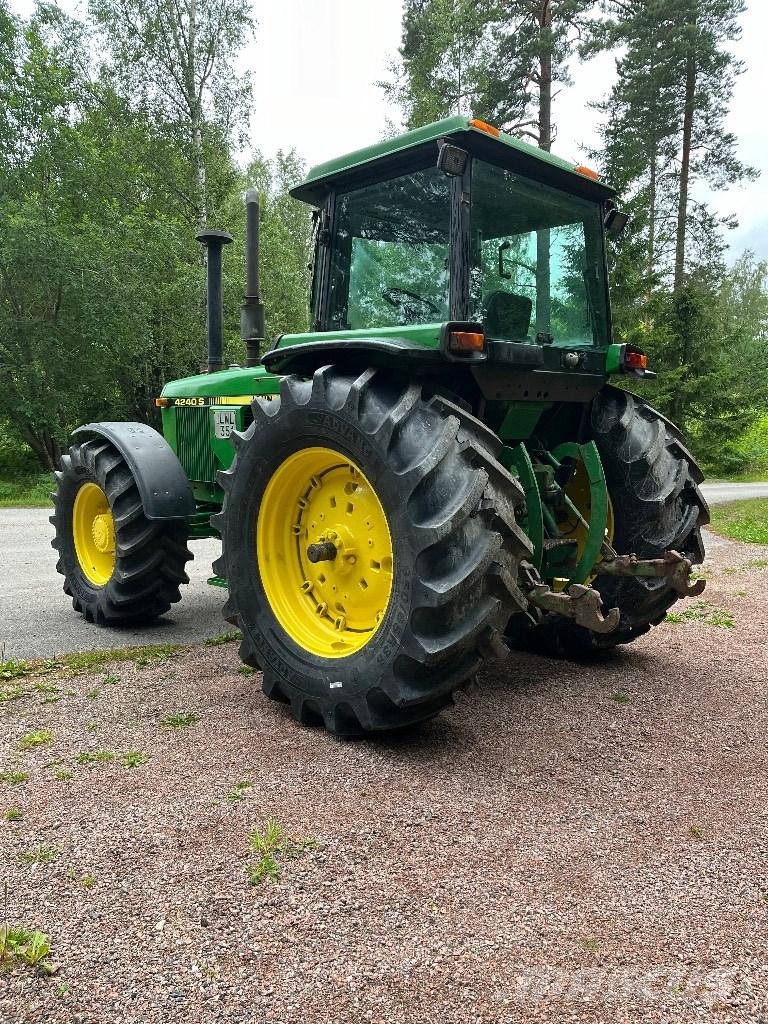John Deere 4240 S Traktoriai