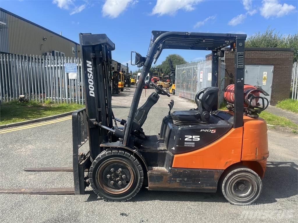Doosan G25P-5 LPG (dujiniai) krautuvai