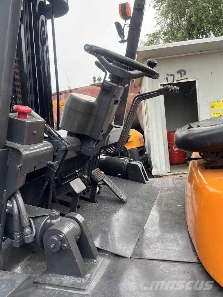 TCM FD 100 Dyzeliniai krautuvai