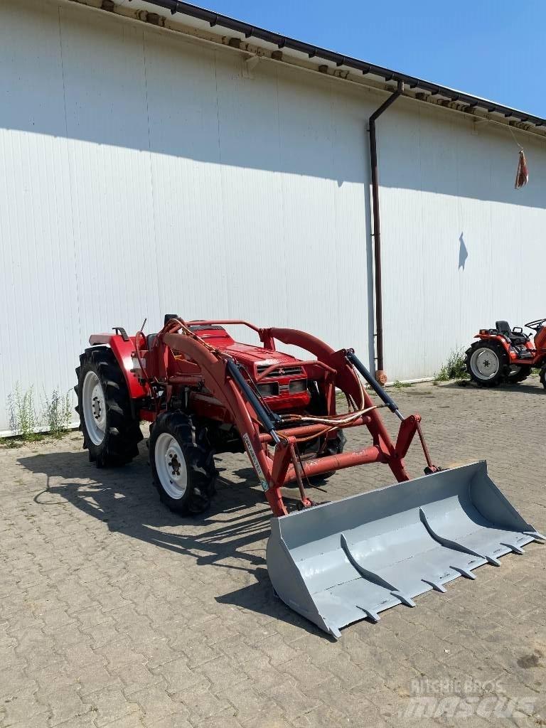 Mitsubishi MT33+tur Naudoti kompaktiški traktoriai