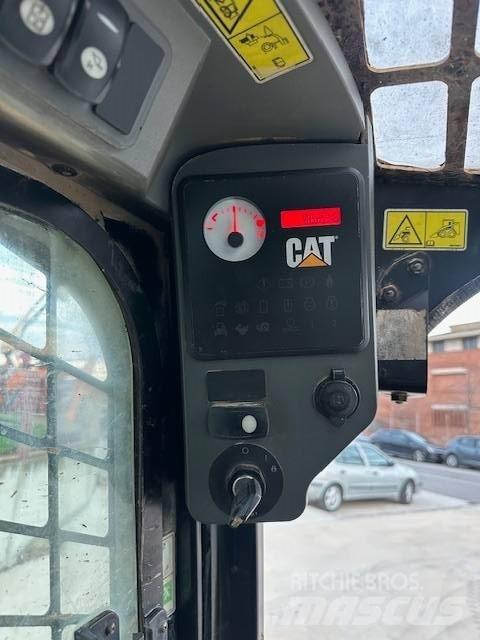 CAT 246 C Krautuvai su šoniniu pasukimu