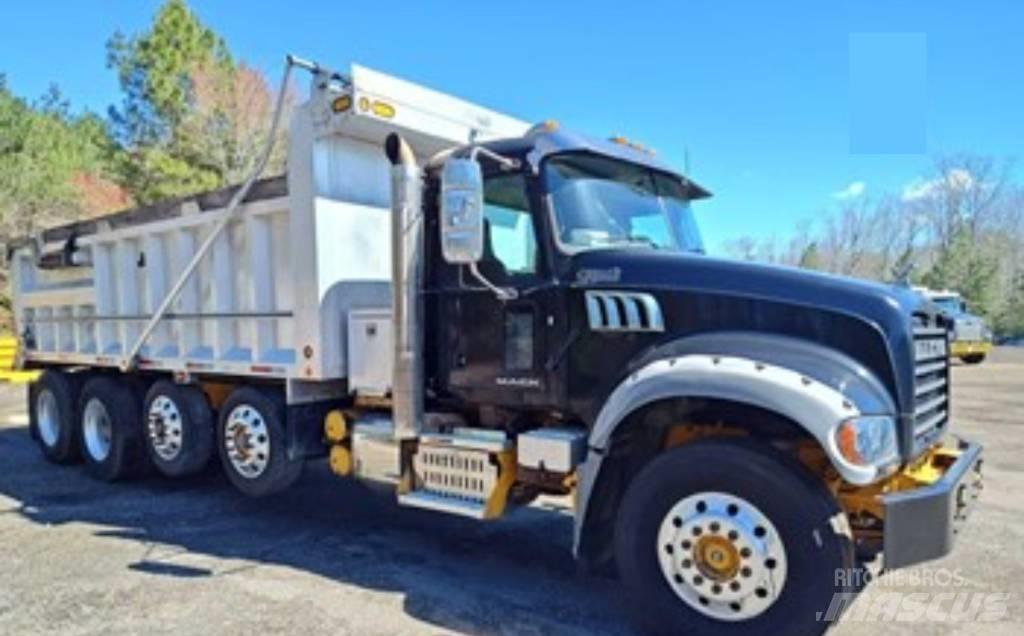 Mack GU 713 Savivarčių priekabų vilkikai