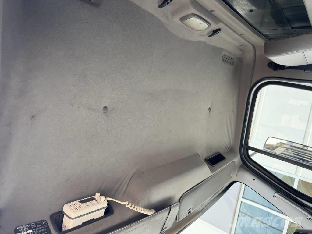 Freightliner M2 Savivarčių priekabų vilkikai