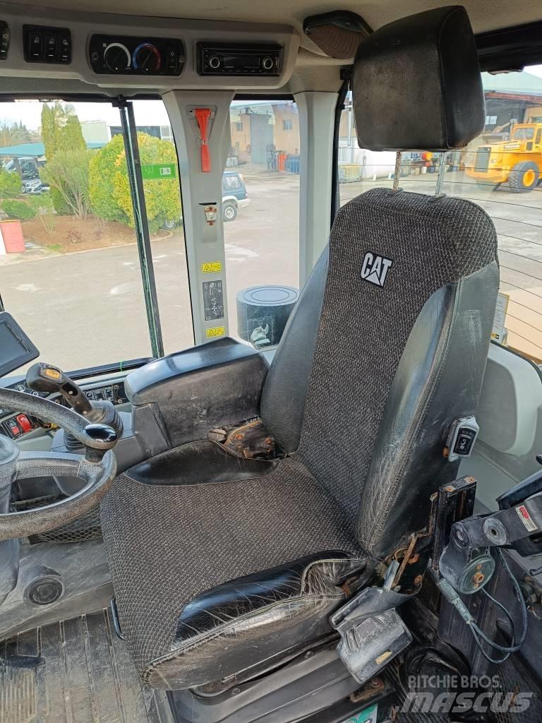 CAT 930M Naudoti ratiniai krautuvai
