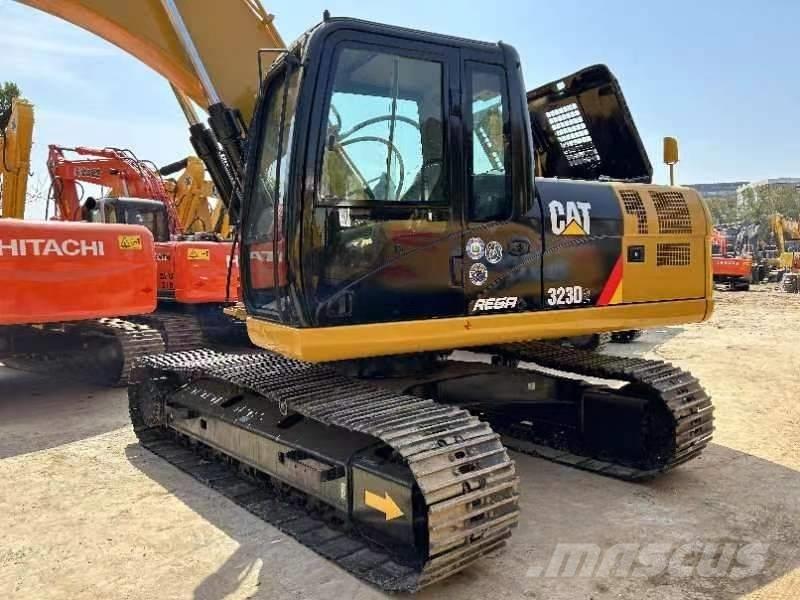 CAT 323 D Vikšriniai ekskavatoriai