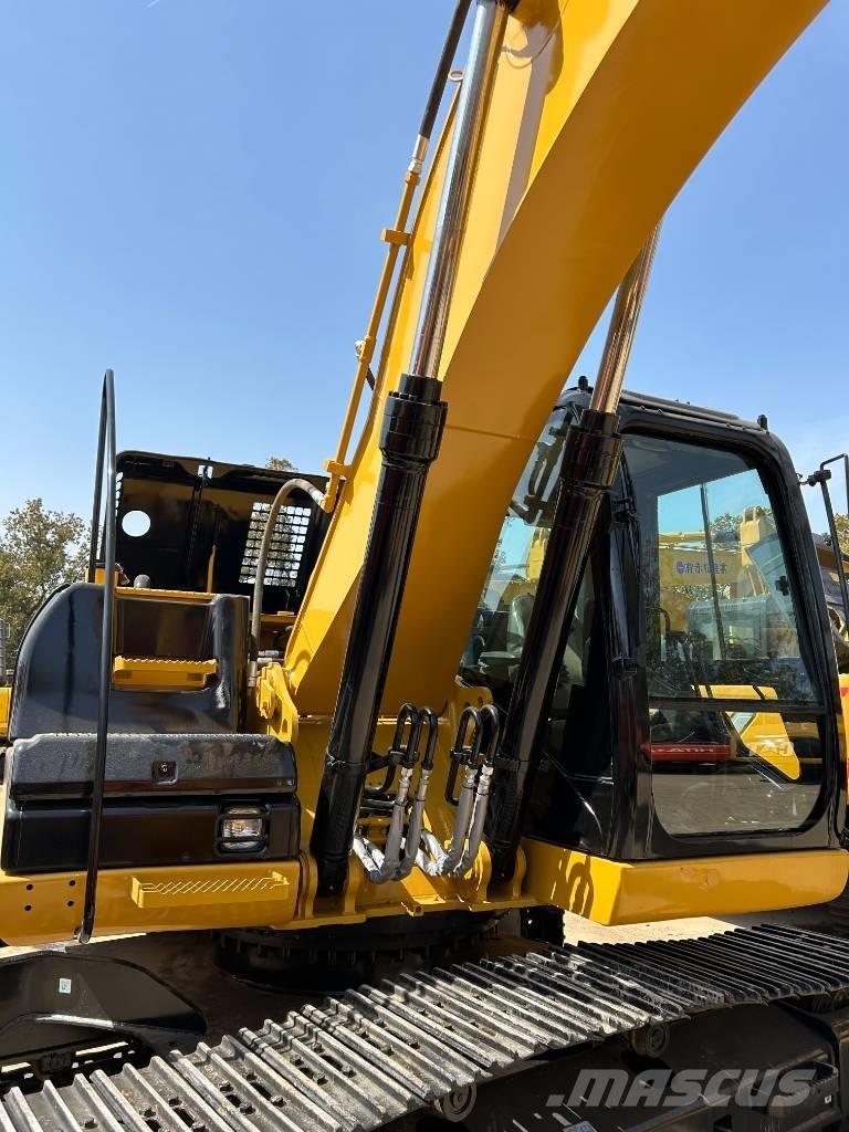 CAT 323 D Vikšriniai ekskavatoriai