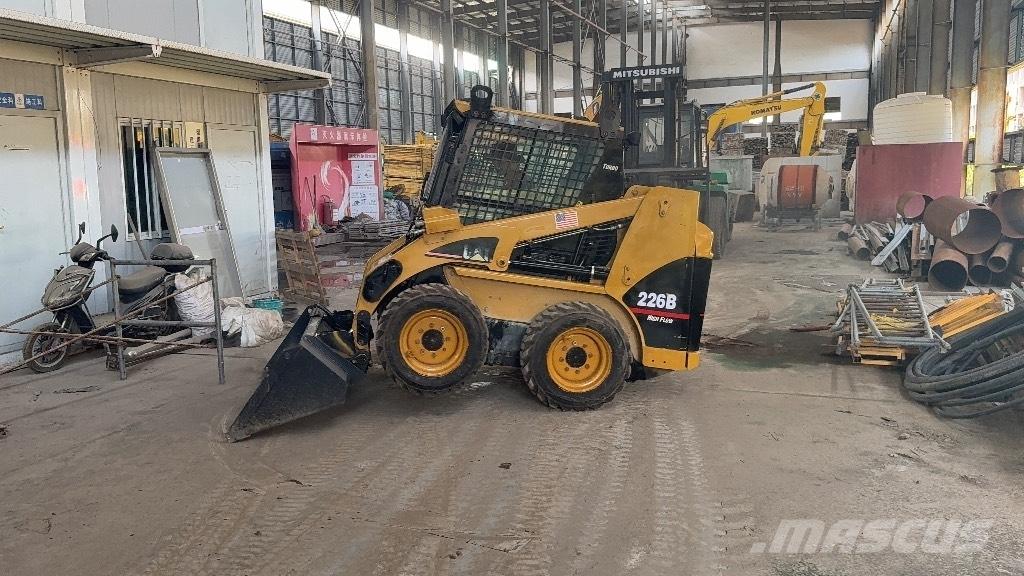 CAT 226 B Krautuvai su šoniniu pasukimu