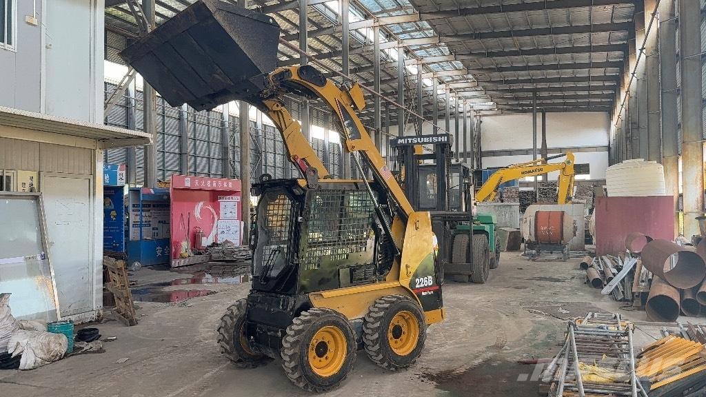 CAT 226 B Krautuvai su šoniniu pasukimu