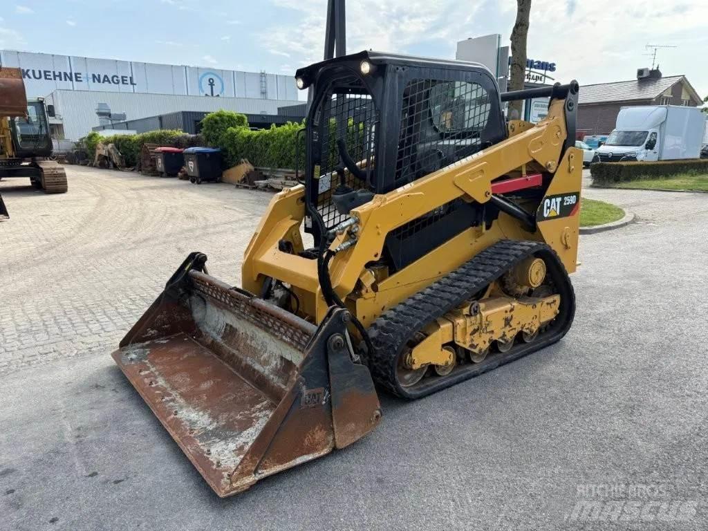 CAT 259D Krautuvai su šoniniu pasukimu