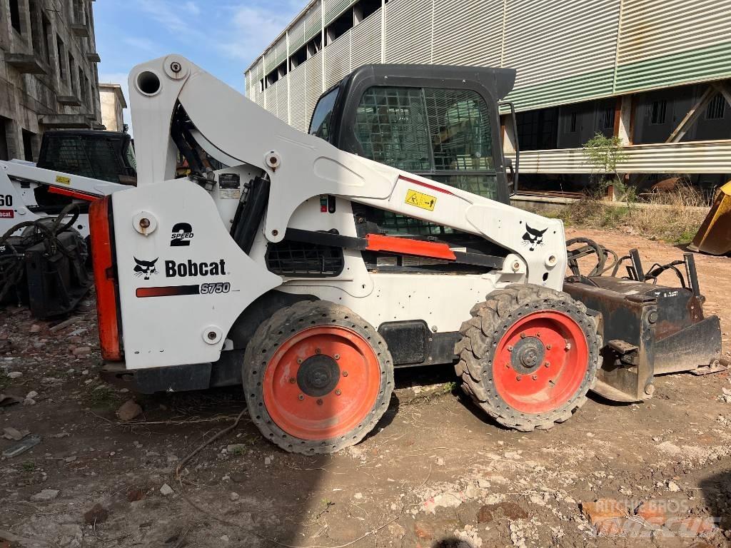 Bobcat S750 Krautuvai su šoniniu pasukimu