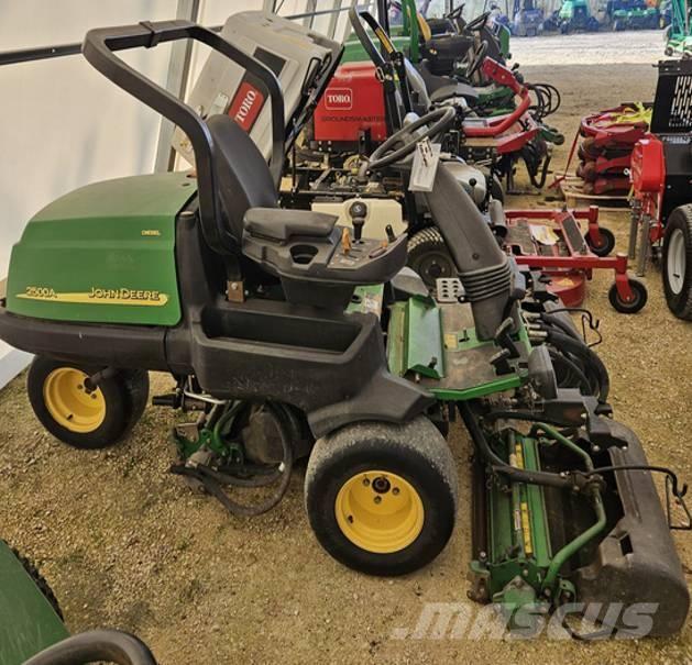 John Deere 2500 A Golfo laukų šienapjovės