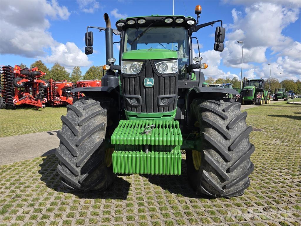John Deere 6215R Traktoriai