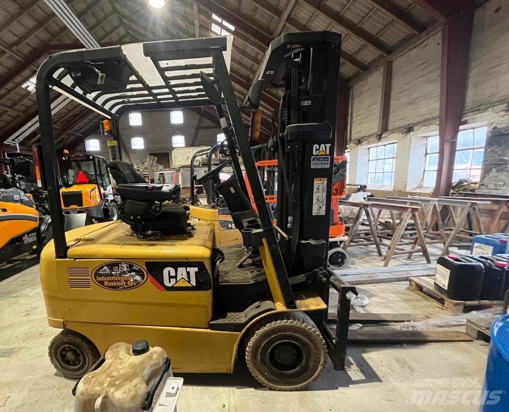 CAT EP 25 Elektriniai šakiniai krautuvai
