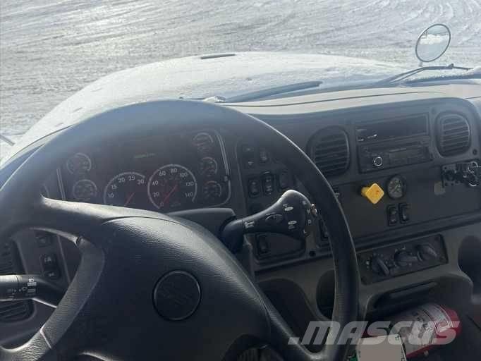 Freightliner M2-112 Sunkvežimiai su dengtu kėbulu