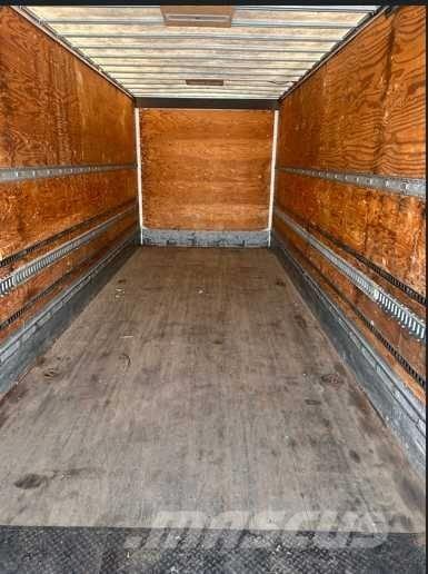 Freightliner M2-112 Sunkvežimiai su dengtu kėbulu