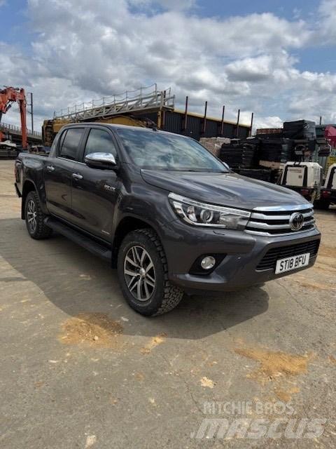 Toyota Hilux Pikapai / Bortiniai sunkvežimiai