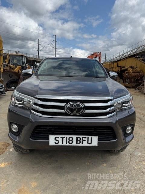 Toyota Hilux Pikapai / Bortiniai sunkvežimiai