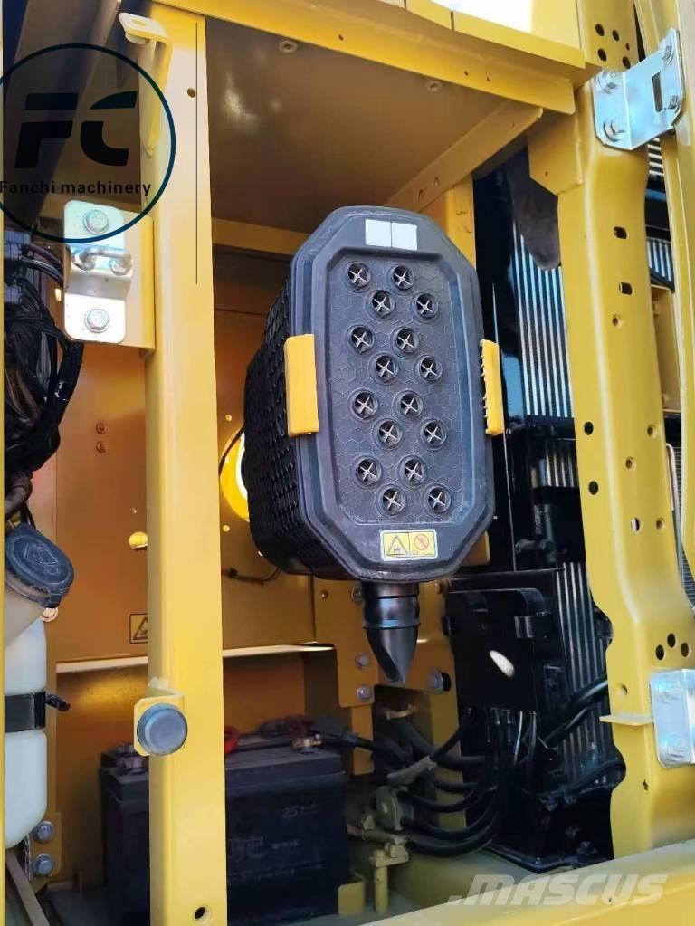 CAT 323 Vikšriniai ekskavatoriai