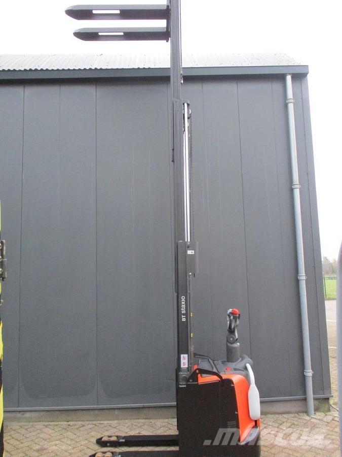 Toyota SPE120 Žemų aukščių keltuvai su platforma