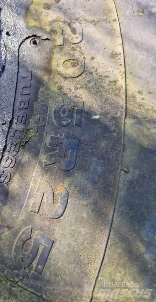  Dæk og fælg Case 721 Naudoti ratiniai krautuvai