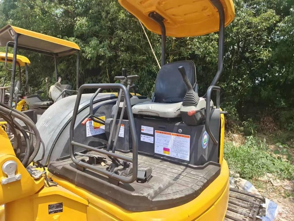 Komatsu PC35 Vikšriniai ekskavatoriai