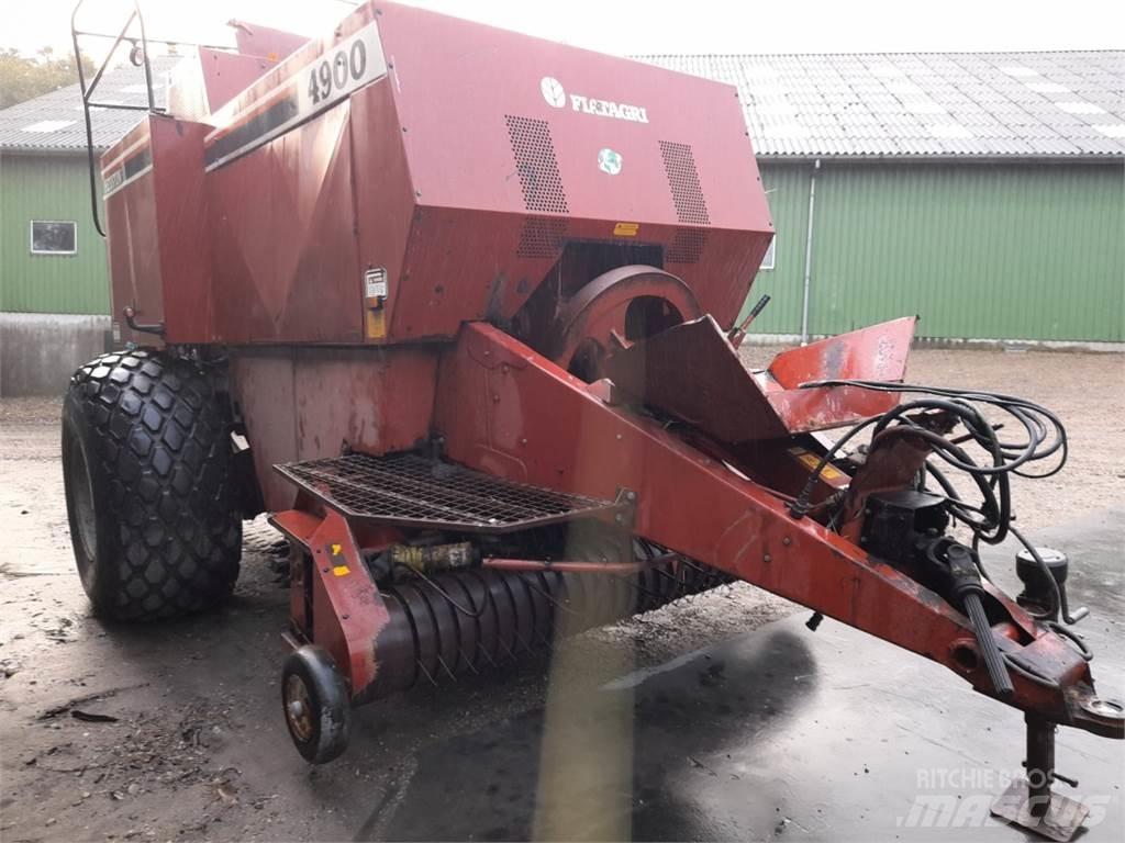 Hesston 4900 Traktoriai