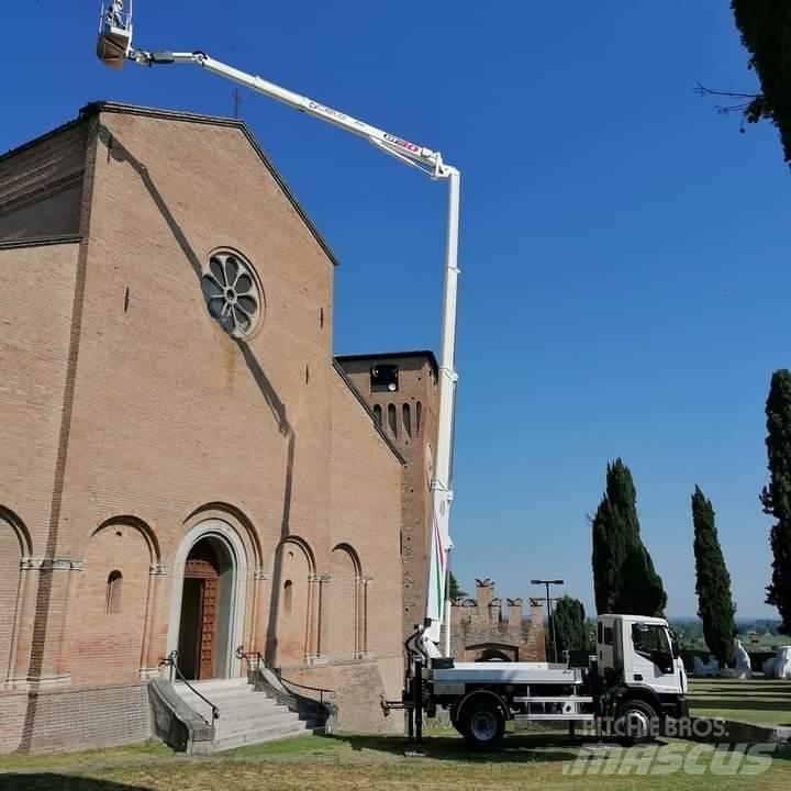 Cela DT 30 Ant vilkikų montuojamos kėlimo platformos