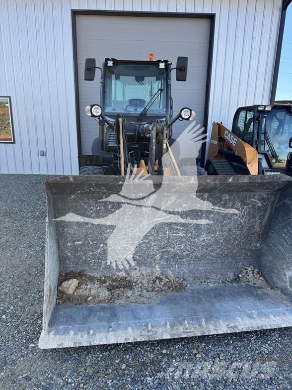 CASE 221F Naudoti ratiniai krautuvai