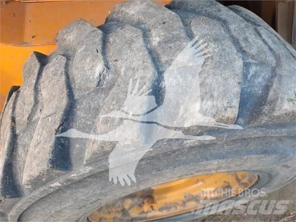 JCB 3TS-8W Krautuvai su šoniniu pasukimu