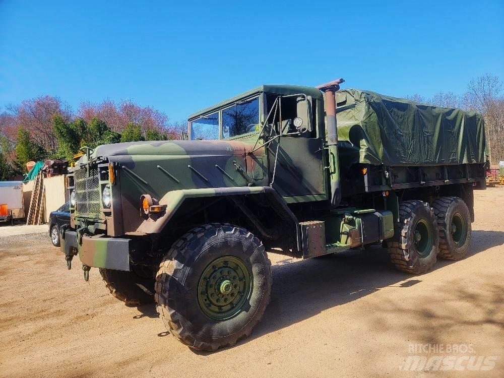 BMY M925A2 Sunkvežimiai su dengtu kėbulu