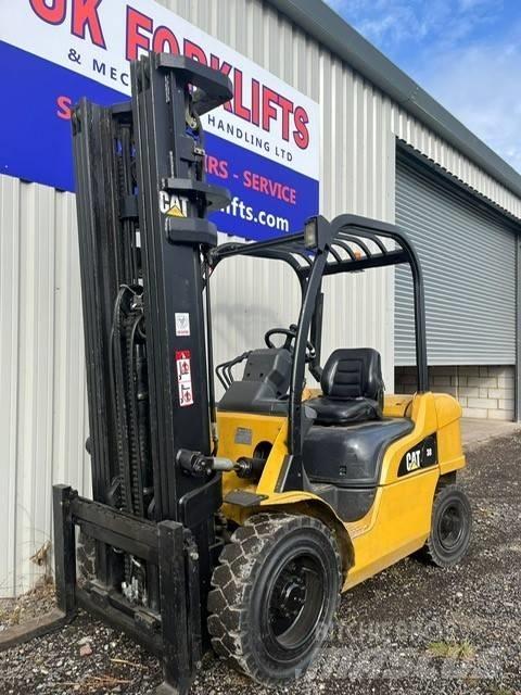 CAT DP 30 N Dyzeliniai krautuvai
