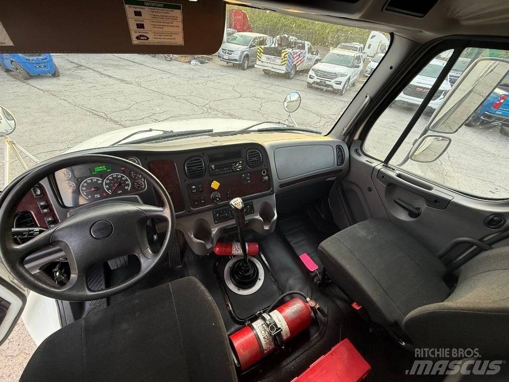 Freightliner M 106 Sunkvežimiai su dengtu kėbulu