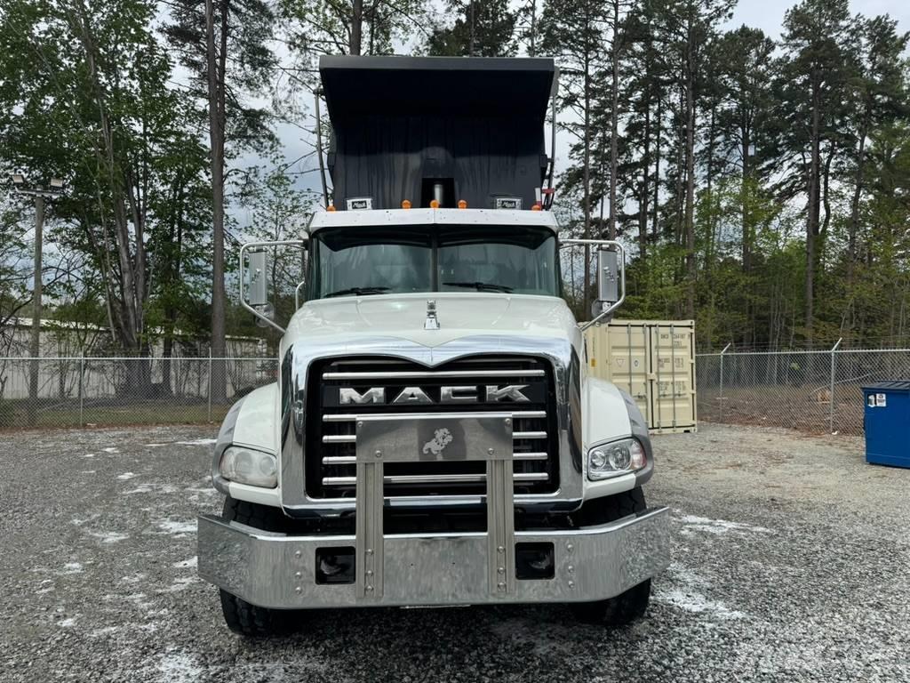 Mack GU813 Savivarčių priekabų vilkikai