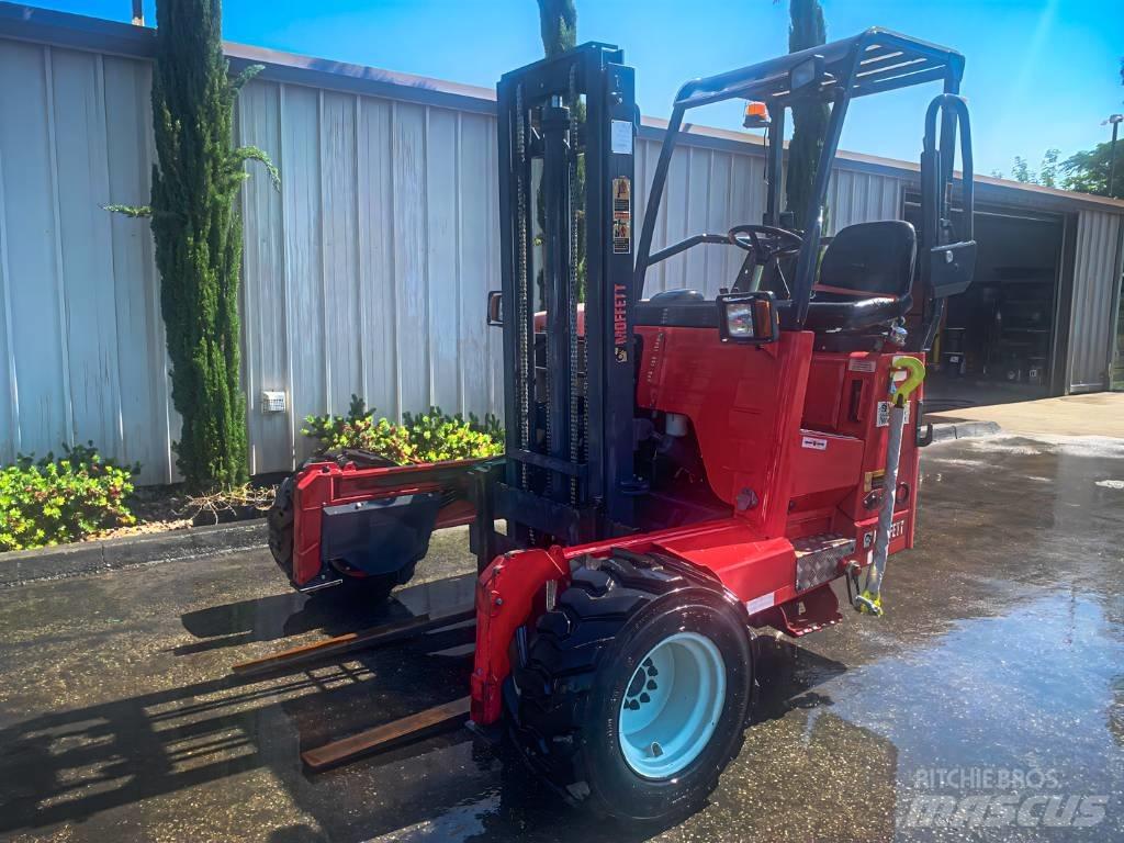 Moffett M55 Ant sunkvežimių montuojami šakiniai krautuvai
