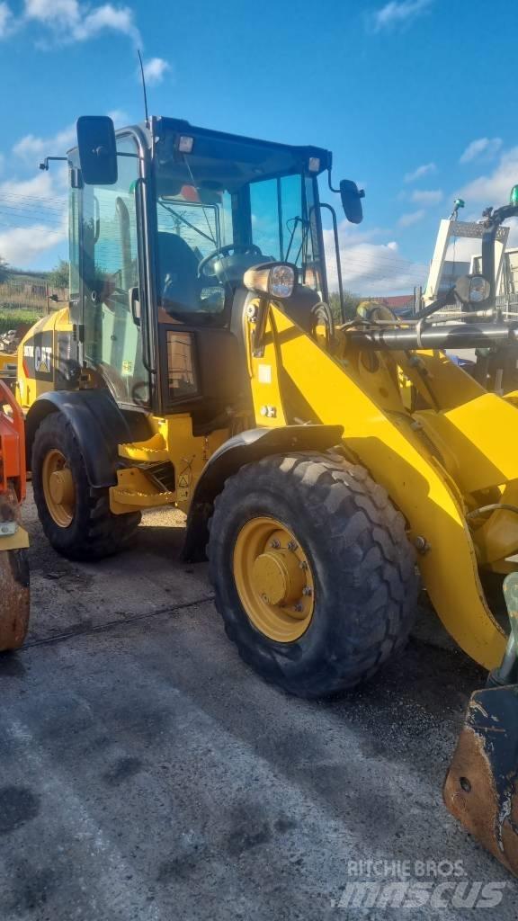 CAT 907M Naudoti ratiniai krautuvai