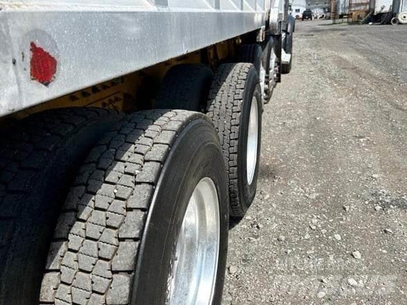 Peterbilt 567 Savivarčių priekabų vilkikai