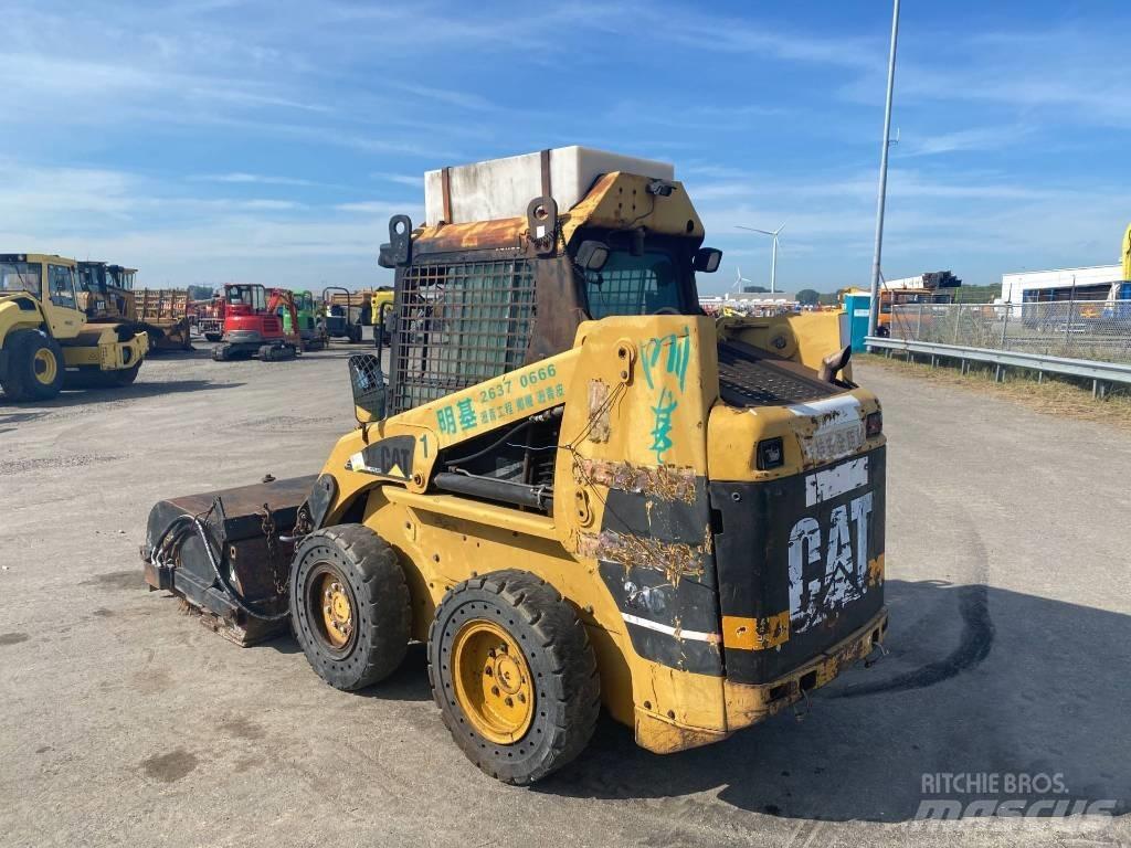 CAT 246 Krautuvai su šoniniu pasukimu