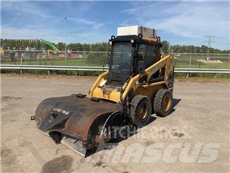 CAT 246 Krautuvai su šoniniu pasukimu