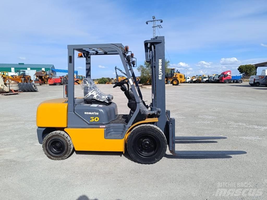 Komatsu FD30T-14 Šakiniai krautuvai - Kita