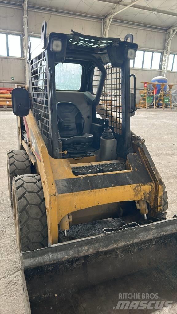 CAT 216 B Krautuvai su šoniniu pasukimu