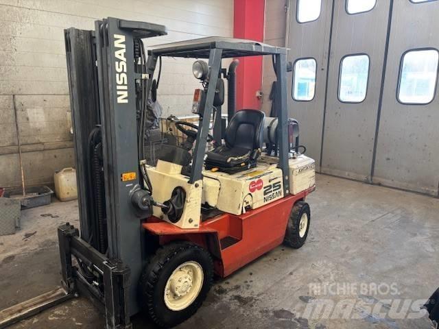 Nissan UJ02 A 25 U LPG (dujiniai) krautuvai